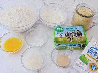 1、猪排汉堡包,准备好材料