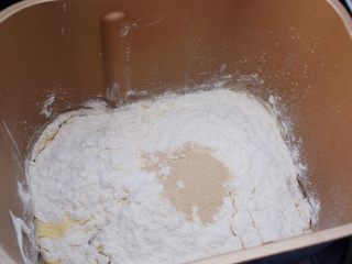 2、猪排汉堡包,把汉堡胚除黄油外，其它材料投入面包机中，运行揉面程序10分钟后