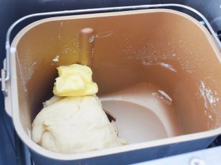 3、猪排汉堡包,加入黄油，继续揉约10分钟，直到揉至扩展阶段