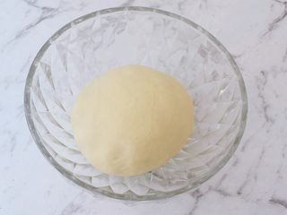 5、猪排汉堡包,取出面团揉圆放在温暖处发酵至两倍大