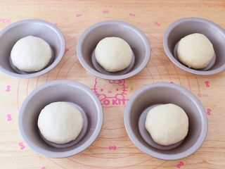 7、猪排汉堡包,将发酵好的面团取出排气揉匀，再分成均匀大小的面团，揉圆后稍加按扁放入学厨的汉堡模具中，进行二次发酵至两倍大左右