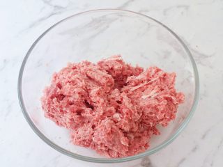 11、猪排汉堡包,利用面包晾凉的时间来制作猪排，把猪肉洗净切成小块，放入绞肉机搅成肉末