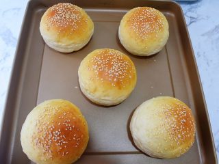 10、猪排汉堡包,取出放凉备用