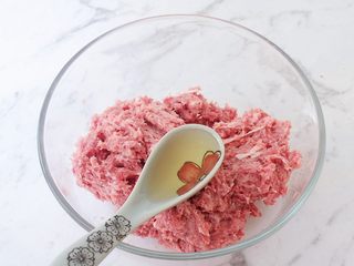 12、猪排汉堡包,加入料酒