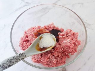 14、猪排汉堡包,加入白糖