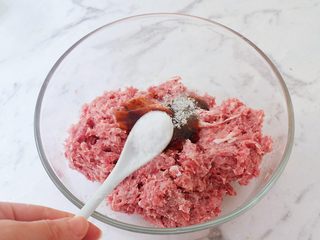 15、猪排汉堡包,加入盐