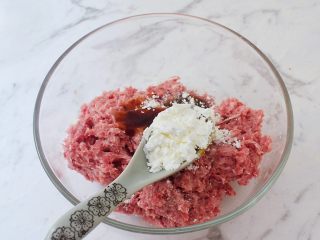 16、猪排汉堡包,加入淀粉