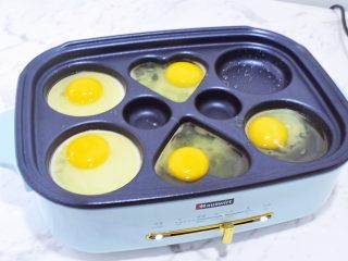 22、猪排汉堡包,再把鸡蛋煎熟盛出备用