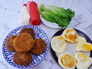 23、猪排汉堡包,夹馅材料备好