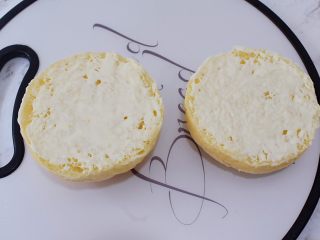 24、猪排汉堡包,把放凉的汉堡胚横切两半，在切开的两面各涂抹上沙拉酱