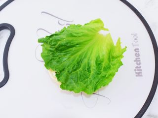 25、猪排汉堡包,放入生菜