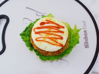 30、猪排汉堡包,挤上番茄酱