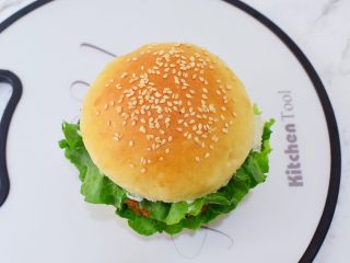 32、猪排汉堡包,最后把另一片汉堡片盖上