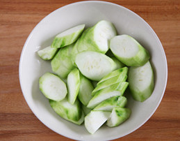 7、虾滑丝瓜鲜汤,丝瓜去皮切块
