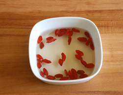 8、虾滑丝瓜鲜汤,枸杞放入温水中浸泡