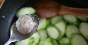 13、虾滑丝瓜鲜汤,汤烧开后,逐一放入虾滑