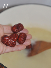 11、小米红枣燕窝粥,放入红枣。