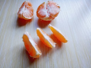 5、糖水桔子,再掰开，掰小瓣。