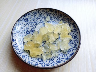 8、糖水桔子,冰糖，最好选用这种老冰糖，冷水冲洗干净。