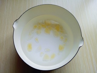 10、糖水桔子,取一口锅，(不要用铁锅煮)加入适量清水，加入冰糖大火烧开后。