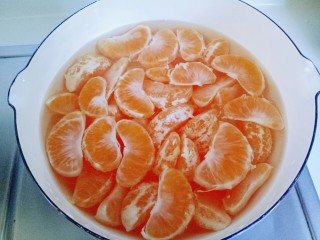 13、糖水桔子,大火烧开1-2分钟即可，关火。