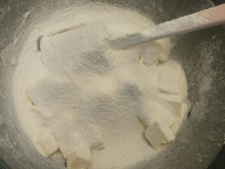 3、抹茶大理石磅蛋糕,用刮倒把糖粉。按进去。