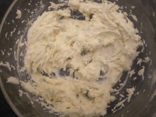 5、抹茶大理石磅蛋糕,打到黄油发白,体积有两倍大。呈羽毛状就行了。