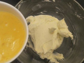 6、抹茶大理石磅蛋糕,两个鸡蛋打散 ,分次加入黄油糊中。