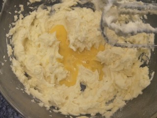 8、抹茶大理石磅蛋糕,继续看打蛋器低速打发。