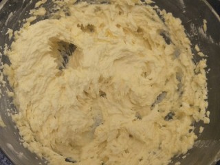 9、抹茶大理石磅蛋糕, 等蛋液全部融合到黄油里就可以啦。