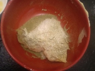 13、抹茶大理石磅蛋糕,加入5克抹茶粉想做巧克力的也可以换成同等量的可可粉。继续拿刮刀搅拌搅拌到面糊出现光泽就可以了。