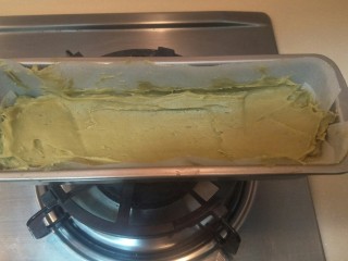 16、抹茶大理石磅蛋糕,倒入磅蛋糕模具。两边高中间低。【凹】