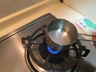 18、抹茶大理石磅蛋糕,水20克,细砂糖10克,放到火上加热融化成糖水。