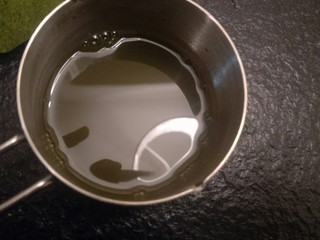 19、抹茶大理石磅蛋糕,再加入两克抹茶粉调成抹茶糖水。