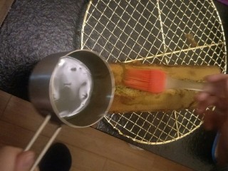 20、抹茶大理石磅蛋糕,磅蛋糕出炉后马上脱模。趁热刷上糖水,四周都要刷上