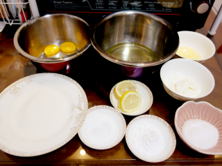 1、酸奶戚风纸杯蛋糕,准备好所用物品;