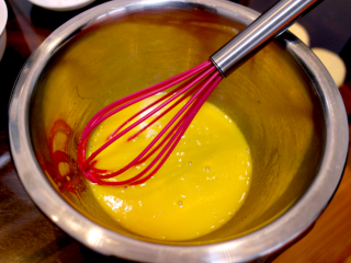 2、酸奶戚风纸杯蛋糕,蛋白、蛋黄分开,10G细砂糖加入蛋黄里面,搅拌均匀;