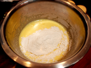 5、酸奶戚风纸杯蛋糕,筛入低粉;