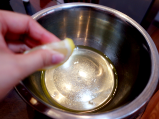 7、酸奶戚风纸杯蛋糕,蛋白里加入几滴柠檬汁,这样更容易打发,没有柠檬汁可用白醋;