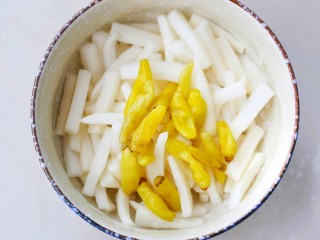 5、开胃爽脆的酸甜泡萝卜,萝卜中加入泡椒。