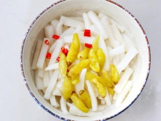 6、开胃爽脆的酸甜泡萝卜,小米椒。