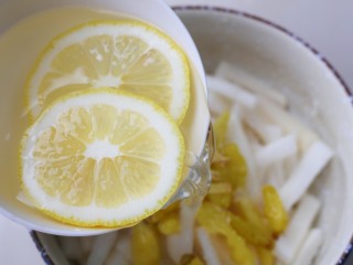10、开胃爽脆的酸甜泡萝卜,柠檬水。