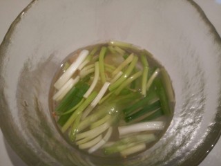 1、蛋抱韭菜饺子,生姜，葱加水泡一小时，就成葱姜水了