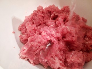 2、蛋抱韭菜饺子,里脊肉剁碎，剁的时候筋膜要去除，加葱姜水少许，一边拌一边加，加至微微上浆就可以