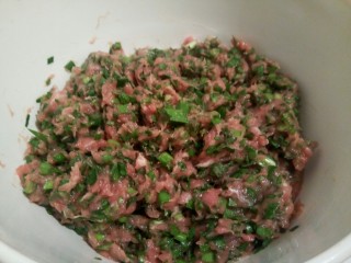 8、蛋抱韭菜饺子,拌均匀就可以，