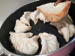 13、蛋抱韭菜饺子,煎至饺子底部微黄，