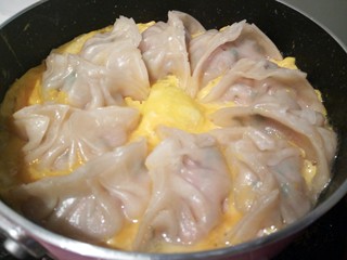 15、蛋抱韭菜饺子,打一个鸡蛋，把鸡蛋液放进去，就可以