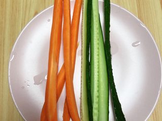 4、金枪鱼胚芽米寿司 | 便当,蔬菜切条待用。