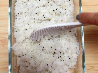 7、金枪鱼胚芽米寿司 | 便当,用勺将米饭与醋拌均匀，竖着翻拌，避免米粒拌碎了。