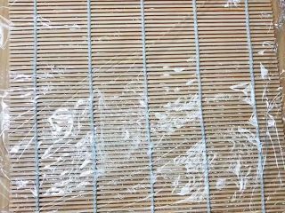 9、金枪鱼胚芽米寿司 | 便当,寿司卷帘内外可以铺上保鲜膜。